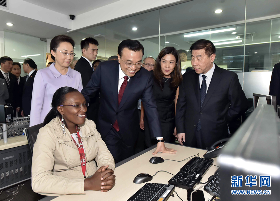 5月11日，中國國務院總理李克強在肯尼亞首都內(nèi)羅畢看望并慰問中央電視臺非洲分臺員工。 新華社記者 李濤 攝 
