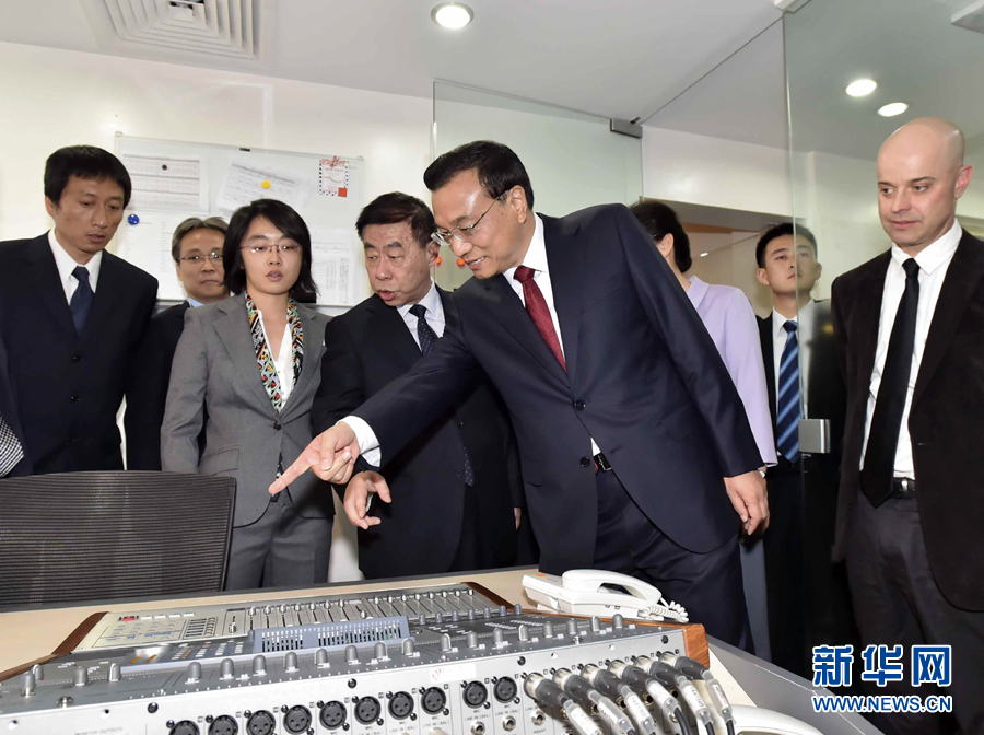 5月11日，中國國務院總理李克強在肯尼亞首都內(nèi)羅畢看望并慰問中央電視臺非洲分臺員工。 新華社記者 李濤 攝 