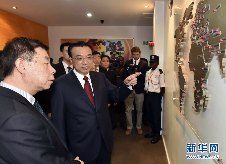 5月11日，中國國務院總理李克強在肯尼亞首都內(nèi)羅畢看望并慰問中央電視臺非洲分臺員工。 新華社記者 李濤 攝 