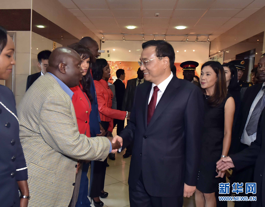 5月11日，中國國務院總理李克強在肯尼亞首都內(nèi)羅畢看望并慰問中央電視臺非洲分臺員工。 新華社記者 李濤 攝 