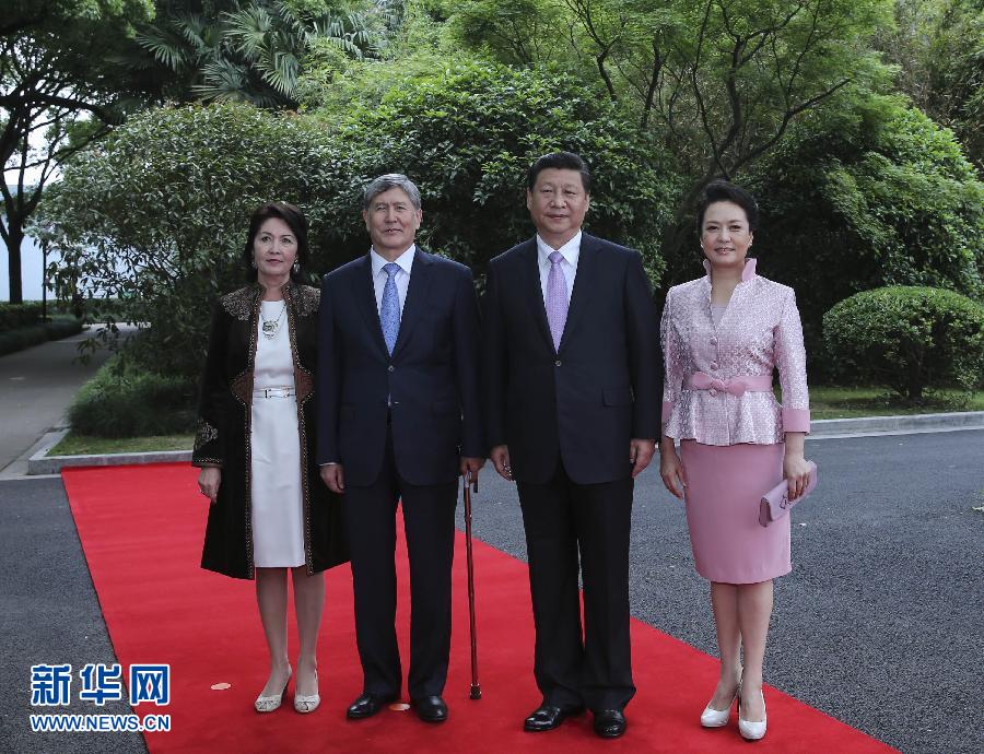 會(huì)談前，習(xí)近平在上海西郊會(huì)議中心廣場(chǎng)為阿坦巴耶夫舉行歡迎儀式。新華社記者 蘭紅光 攝 