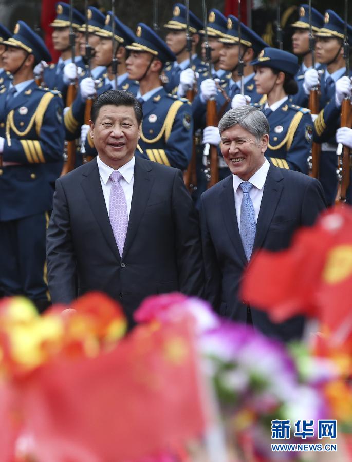 會(huì)談前，習(xí)近平在上海西郊會(huì)議中心廣場(chǎng)為阿坦巴耶夫舉行歡迎儀式。新華社記者 蘭紅光 攝 