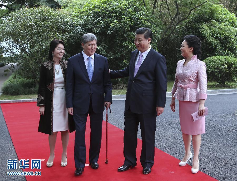 會(huì)談前，習(xí)近平在上海西郊會(huì)議中心廣場(chǎng)為阿坦巴耶夫舉行歡迎儀式。新華社記者 蘭紅光 攝 