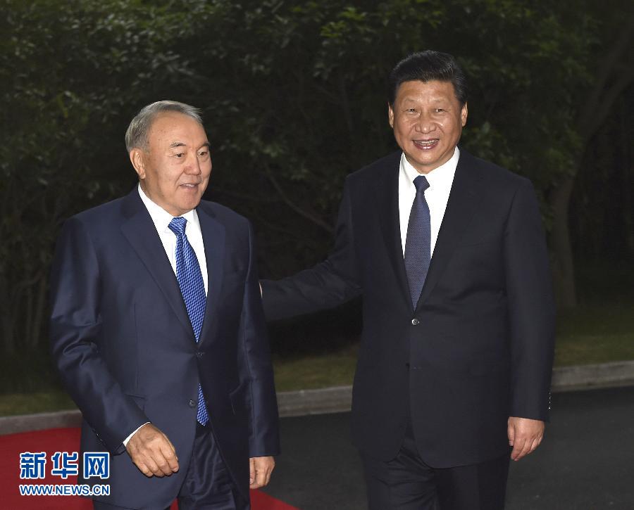  5月19日，中國國家主席習(xí)近平在上海同哈薩克斯坦總統(tǒng)納扎爾巴耶夫舉行會談。這是會談前，習(xí)近平在上海西郊會議中心廣場為納扎爾巴耶夫舉行歡迎儀式。新華社記者 馬占成 攝 
