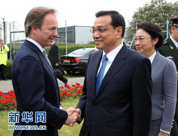 6月16日，應英國首相卡梅倫邀請，國務院總理李克強乘專機抵達倫敦希思羅機場，開始對英國進行正式訪問。李克強總理夫人程虹同機抵達。這是英國政府高級官員到機場迎接李克強總理和夫人。新華社記者 龐興雷 攝
