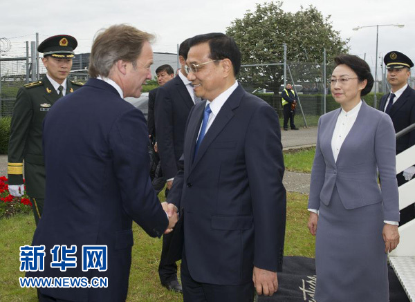 6月16日，應英國首相卡梅倫邀請，國務院總理李克強乘專機抵達倫敦希思羅機場，開始對英國進行正式訪問。李克強總理夫人程虹同機抵達。這是英國政府高級官員到機場迎接李克強總理和夫人。新華社記者 黃敬文 攝