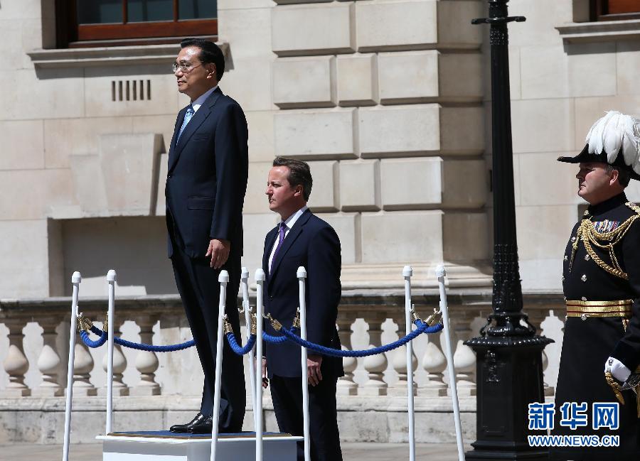 6月17日，中國國務(wù)院總理李克強在倫敦唐寧街10號首相府同英國首相卡梅倫舉行中英總理年度會晤。這是會晤前，卡梅倫為李克強舉行隆重的歡迎儀式。新華社記者 龐興雷 攝 