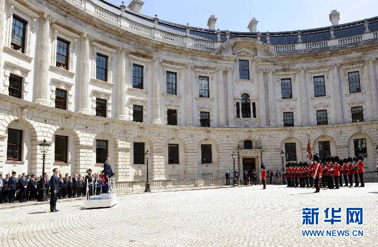 6月17日，中國國務(wù)院總理李克強在倫敦唐寧街10號首相府同英國首相卡梅倫舉行中英總理年度會晤。這是會晤前，卡梅倫為李克強舉行隆重的歡迎儀式。新華社記者 張鐸 攝 