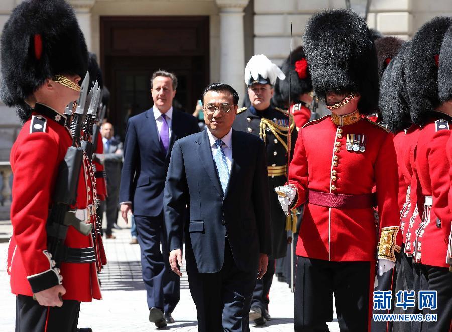 6月17日，中國國務(wù)院總理李克強在倫敦唐寧街10號首相府同英國首相卡梅倫舉行中英總理年度會晤。這是會晤前，卡梅倫為李克強舉行隆重的歡迎儀式。新華社記者 龐興雷 攝  
