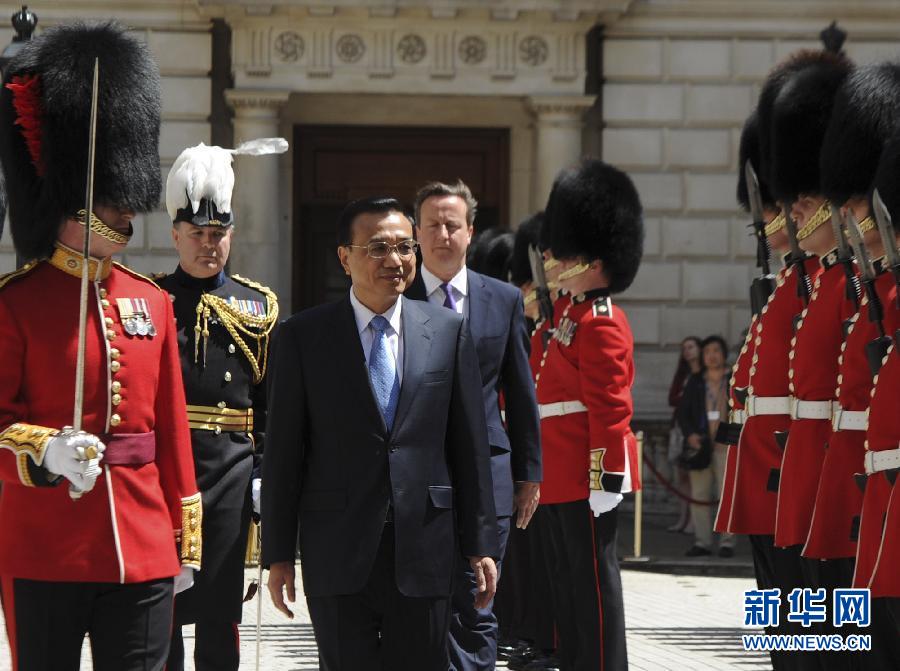 6月17日，中國國務(wù)院總理李克強在倫敦唐寧街10號首相府同英國首相卡梅倫舉行中英總理年度會晤。這是會晤前，卡梅倫為李克強舉行隆重的歡迎儀式。新華社記者 張鐸 攝  