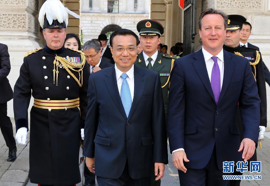 6月17日，中國國務(wù)院總理李克強在倫敦唐寧街10號首相府同英國首相卡梅倫舉行中英總理年度會晤。新華社記者 龐興雷 攝
