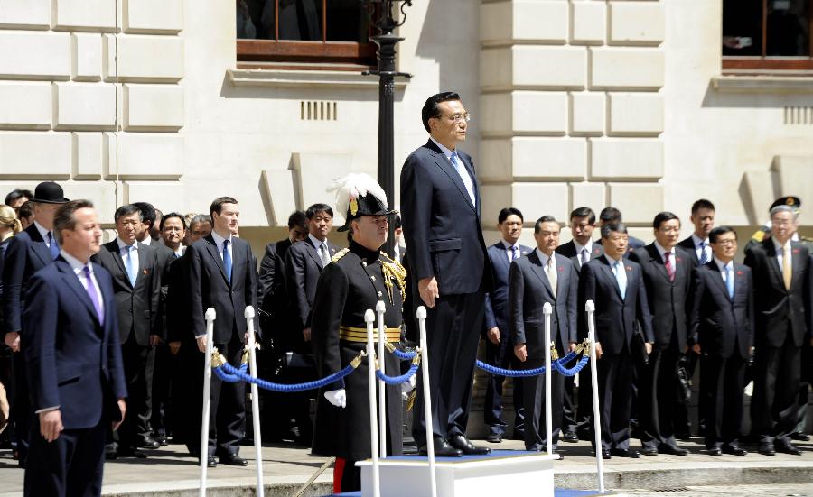 6月17日，中國國務(wù)院總理李克強在倫敦唐寧街10號首相府同英國首相卡梅倫舉行中英總理年度會晤。這是會晤前，卡梅倫為李克強舉行隆重的歡迎儀式。新華社記者 張鐸 攝 
