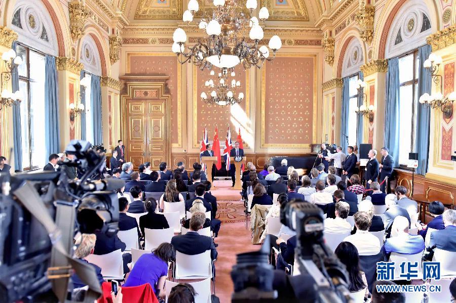 6月17日，中國(guó)國(guó)務(wù)院總理李克強(qiáng)同英國(guó)首相卡梅倫在倫敦舉行中英總理年度會(huì)晤后共同會(huì)見記者。新華社記者 李濤 攝