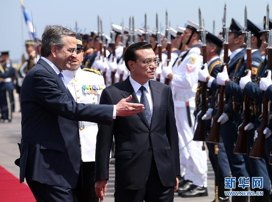 6月19日，國務院總理李克強乘專機抵達雅典國際機場，開始對希臘進行正式訪問。希臘總理薩馬拉斯在機場為李克強舉行隆重的歡迎儀式。這是李克強在薩馬拉斯的陪同下檢閱儀仗隊。新華社記者 龐興雷 攝  