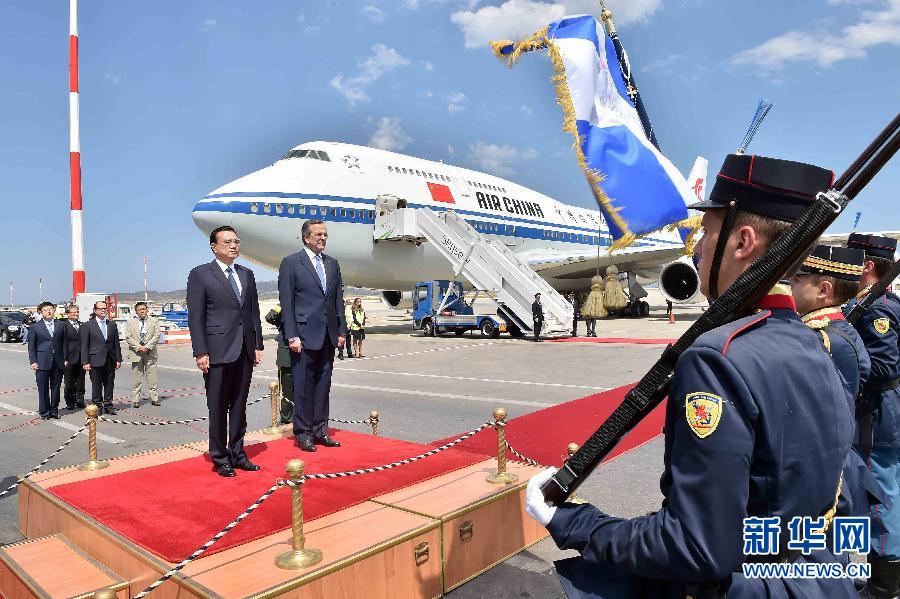 6月19日，國務院總理李克強乘專機抵達雅典國際機場，開始對希臘進行正式訪問。希臘總理薩馬拉斯在機場為李克強舉行隆重的歡迎儀式。新華社記者 李濤 攝