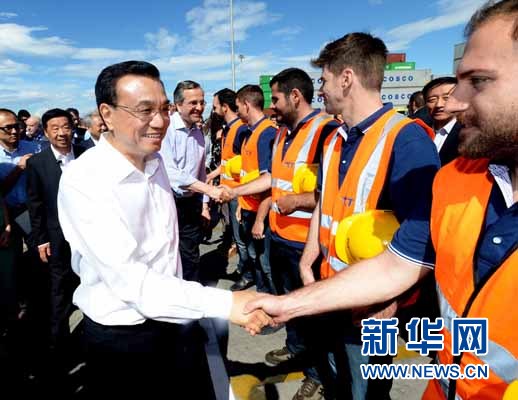 6月20日，國務(wù)院總理李克強(qiáng)與希臘總理薩馬拉斯共同考察中國遠(yuǎn)洋運(yùn)輸集團(tuán)比雷埃夫斯集裝箱碼頭。這是李克強(qiáng)和薩馬拉斯來到3號(hào)碼頭，同碼頭工人親切交流。新華社記者 李濤 攝 