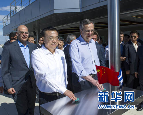 這是李克強(qiáng)與薩馬拉斯共同發(fā)出指令，一列滿載中國貨物的列車緩緩駛出比雷埃夫斯港，開往中東歐目的地。新華社記者 王曄 攝
