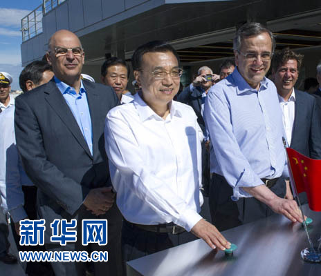這是李克強(qiáng)與薩馬拉斯共同發(fā)出指令，一列滿載中國貨物的列車緩緩駛出比雷埃夫斯港，開往中東歐目的地。新華社記者 王曄 攝