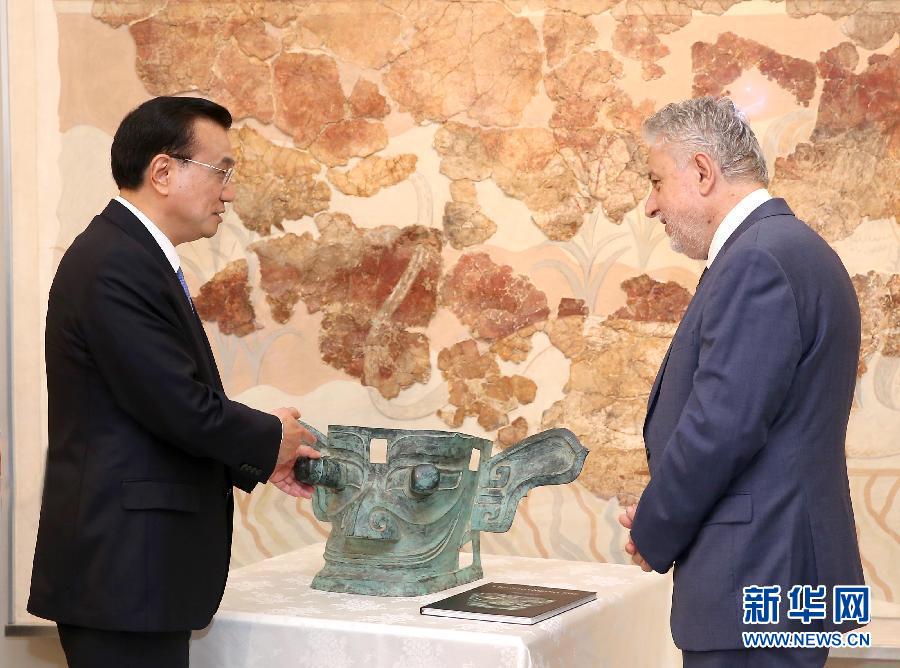 6月21日，國(guó)務(wù)院總理李克強(qiáng)與希臘總理薩馬拉斯共同出席希臘伊拉克利翁博物館新館開(kāi)館儀式并發(fā)表講話。這是李克強(qiáng)向伊拉克利翁博物館贈(zèng)送三星堆出土文物復(fù)制品。新華社記者 龐興雷 攝 