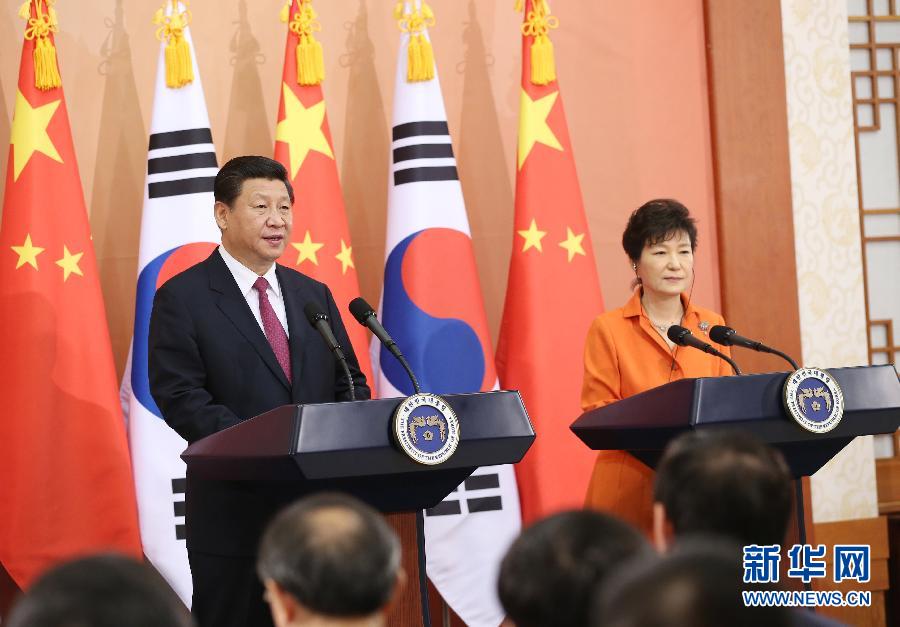 7月3日，國家主席習(xí)近平在首爾同韓國總統(tǒng)樸槿惠舉行會談。會談后，兩國元首共同會見記者。 新華社記者姚大偉攝