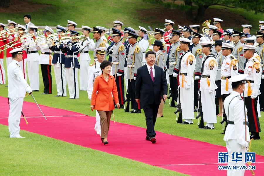 7月3日，國家主席習(xí)近平在首爾同韓國總統(tǒng)樸槿惠舉行會談。會談前，樸槿惠在青瓦臺總統(tǒng)府為習(xí)近平舉行隆重歡迎儀式。 新華社記者姚大偉攝