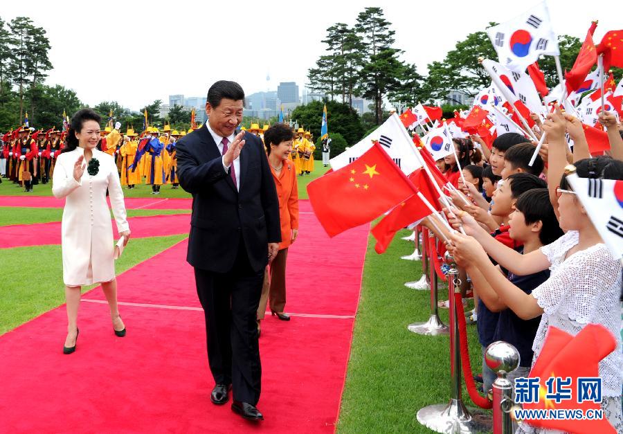 7月3日，國家主席習(xí)近平在首爾同韓國總統(tǒng)樸槿惠舉行會談。會談前，樸槿惠在青瓦臺總統(tǒng)府為習(xí)近平舉行隆重歡迎儀式。 新華社記者饒愛民攝 
