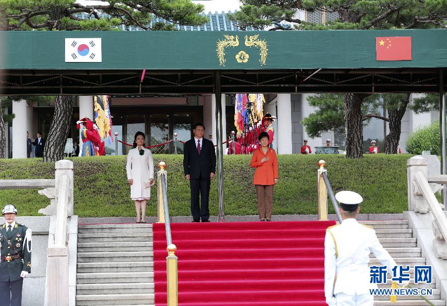 7月3日，國家主席習(xí)近平在首爾同韓國總統(tǒng)樸槿惠舉行會談。會談前，樸槿惠在青瓦臺總統(tǒng)府為習(xí)近平舉行隆重歡迎儀式。 新華社記者丁林攝 