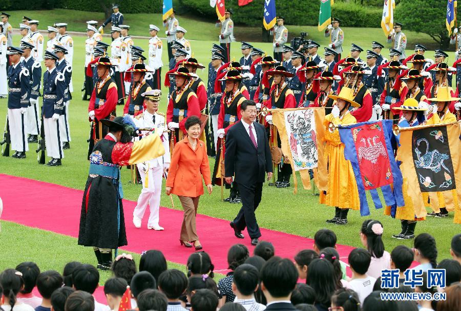 7月3日，國家主席習(xí)近平在首爾同韓國總統(tǒng)樸槿惠舉行會談。會談前，樸槿惠在青瓦臺總統(tǒng)府為習(xí)近平舉行隆重歡迎儀式。 新華社記者姚大偉攝 