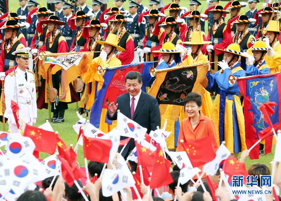 7月3日，國家主席習(xí)近平在首爾同韓國總統(tǒng)樸槿惠舉行會談。會談前，樸槿惠在青瓦臺總統(tǒng)府為習(xí)近平舉行隆重歡迎儀式。 新華社記者姚大偉攝 