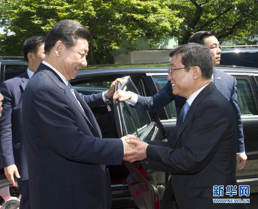 7月4日，國家主席習近平在韓國國立首爾大學發(fā)表題為《共創(chuàng)中韓合作未來　同襄亞洲振興繁榮》的重要演講。這是首爾大學校長吳然天迎接習近平主席。新華社記者 謝環(huán)馳 攝 