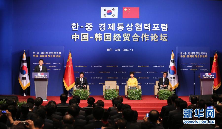 7月4日，國家主席習近平在首爾與韓國總統(tǒng)樸槿惠共同出席中韓經(jīng)貿(mào)合作論壇。習近平發(fā)表題為《攜手合作，共創(chuàng)未來》的重要講話。 新華社記者蘭紅光 攝  