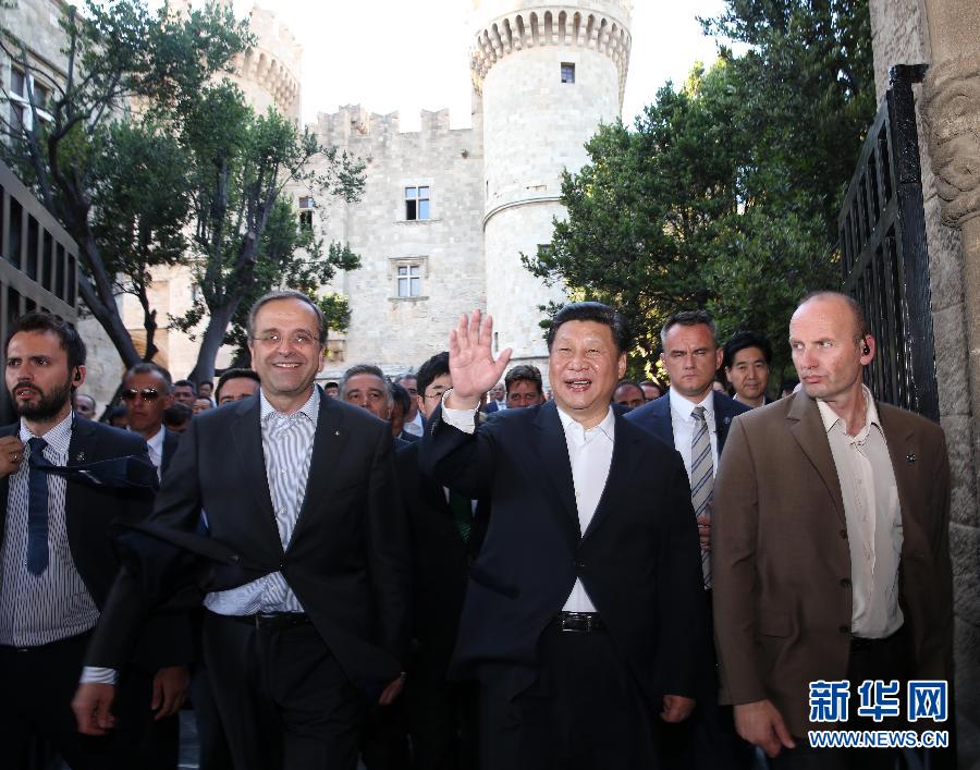 7月13日，國(guó)家主席習(xí)近平在希臘羅德島會(huì)見希臘總理薩馬拉斯。 新華社記者蘭紅光攝 
