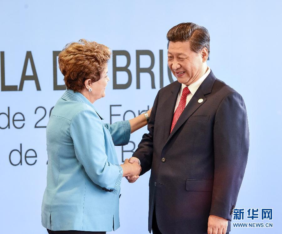 7月15日，國家主席習近平在巴西福塔萊薩出席金磚國家領(lǐng)導(dǎo)人第六次會晤。這是巴西總統(tǒng)羅塞夫迎接習近平主席。 新華社記者 李學(xué)仁 攝  
