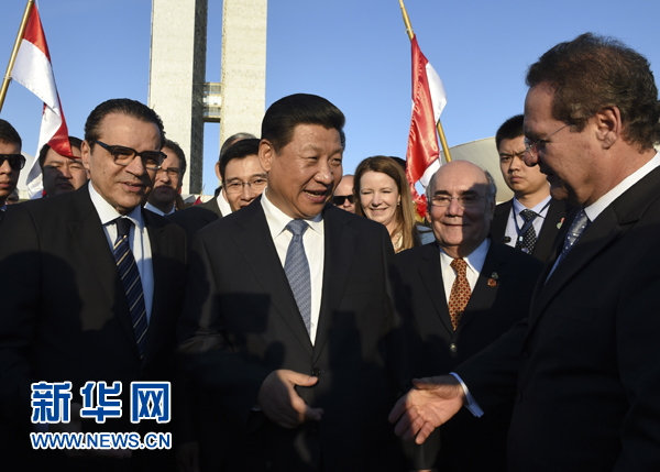 7月16日，國(guó)家主席習(xí)近平在巴西利亞會(huì)見(jiàn)巴西參議長(zhǎng)卡列羅斯（前右）和眾議長(zhǎng)阿爾維斯（前左）。 新華社記者 李學(xué)仁 攝 