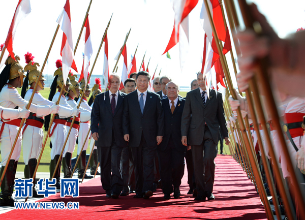 7月16日，國(guó)家主席習(xí)近平在巴西利亞會(huì)見(jiàn)巴西參議長(zhǎng)卡列羅斯和眾議長(zhǎng)阿爾維斯。這是習(xí)近平步入國(guó)會(huì)大廈。 新華社記者 劉建生 攝 