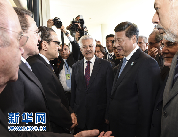 7月16日，國(guó)家主席習(xí)近平在巴西利亞會(huì)見(jiàn)巴西參議長(zhǎng)卡列羅斯和眾議長(zhǎng)阿爾維斯。這是兩院議長(zhǎng)迎接習(xí)近平主席，并介紹議員代表。 新華社記者李學(xué)仁 攝 