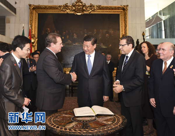 7月16日，國(guó)家主席習(xí)近平在巴西利亞會(huì)見(jiàn)巴西參議長(zhǎng)卡列羅斯（前排左二）和眾議長(zhǎng)阿爾維斯（前排右二）。 新華社記者 李學(xué)仁 攝 