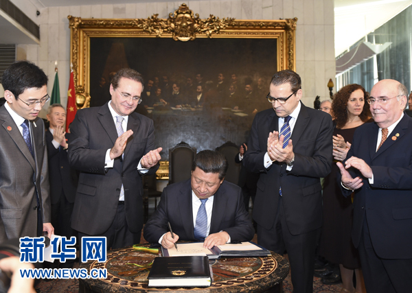 7月16日，國(guó)家主席習(xí)近平在巴西利亞會(huì)見(jiàn)巴西參議長(zhǎng)卡列羅斯（前排左二）和眾議長(zhǎng)阿爾維斯（前排右二）。這是習(xí)近平應(yīng)邀為參眾兩院題詞。新華社記者 李學(xué)仁 攝 