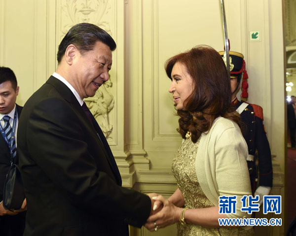 當?shù)貢r間7月18日，國家主席習近平在布宜諾斯艾利斯同阿根廷總統(tǒng)克里斯蒂娜舉行會談。這是會談開始前，克里斯蒂娜在總統(tǒng)府為習近平舉行隆重歡迎儀式。新華社記者 李學仁 攝