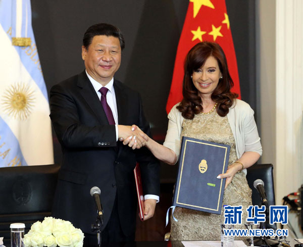 當?shù)貢r間7月18日，國家主席習近平在布宜諾斯艾利斯同阿根廷總統(tǒng)克里斯蒂娜舉行會談。這是會談后，兩國元首共同簽署并發(fā)表《中華人民共和國和阿根廷共和國關于建立全面戰(zhàn)略伙伴關系的聯(lián)合聲明》。新華社記者 劉衛(wèi)兵 攝