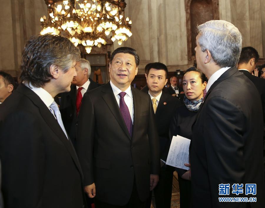 當?shù)貢r間7月19日，國家主席習(xí)近平在布宜諾斯艾利斯會見阿根廷副總統(tǒng)兼參議長布杜（前左）和眾議長多明格斯（前右）。 新華社記者丁林攝  