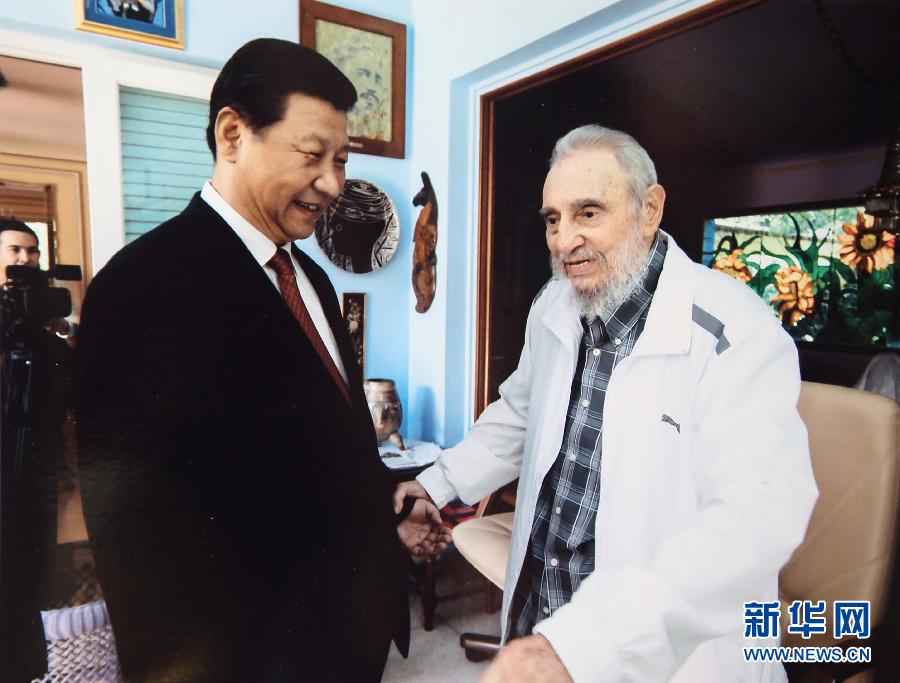 當(dāng)?shù)貢r(shí)間7月22日，國(guó)家主席習(xí)近平在哈瓦那親切探望古巴革命領(lǐng)袖菲德?tīng)?middot;卡斯特羅。 新華社發(fā)