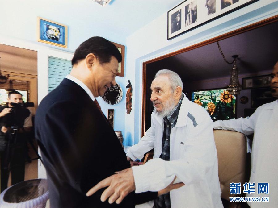 當(dāng)?shù)貢r(shí)間7月22日，國(guó)家主席習(xí)近平在哈瓦那親切探望古巴革命領(lǐng)袖菲德?tīng)?middot;卡斯特羅。 新華社發(fā)