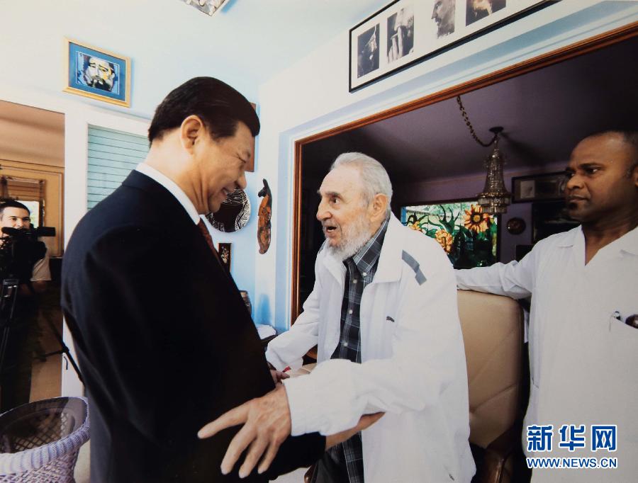 當(dāng)?shù)貢r(shí)間7月22日，國(guó)家主席習(xí)近平在哈瓦那親切探望古巴革命領(lǐng)袖菲德?tīng)?middot;卡斯特羅。 新華社發(fā)