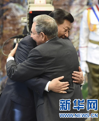 當(dāng)?shù)貢r間7月22日，國家主席習(xí)近平在哈瓦那接受古巴政府授予的“何塞·馬蒂”勛章。古巴國務(wù)委員會主席兼部長會議主席勞爾·卡斯特羅為習(xí)近平佩戴勛章。新華社記者馬占成攝
