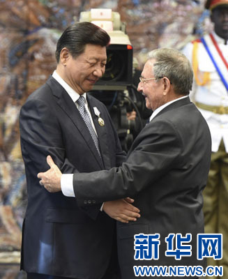 當(dāng)?shù)貢r間7月22日，國家主席習(xí)近平在哈瓦那接受古巴政府授予的“何塞·馬蒂”勛章。古巴國務(wù)委員會主席兼部長會議主席勞爾·卡斯特羅為習(xí)近平佩戴勛章。新華社記者馬占成攝