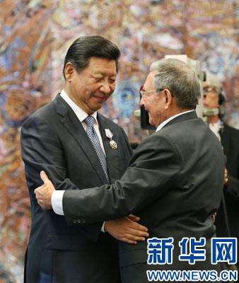 當(dāng)?shù)貢r間7月22日，國家主席習(xí)近平在哈瓦那接受古巴政府授予的“何塞·馬蒂”勛章。古巴國務(wù)委員會主席兼部長會議主席勞爾·卡斯特羅為習(xí)近平佩戴勛章。新華社記者劉衛(wèi)兵攝
