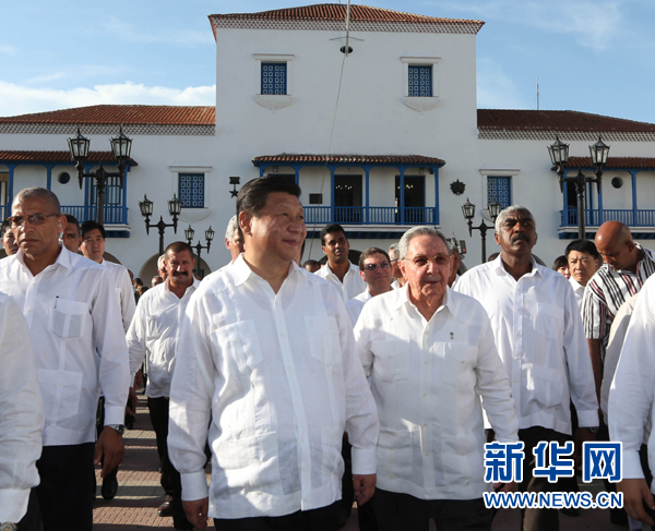 當(dāng)?shù)貢r間7月23日，國家主席習(xí)近平在古巴國務(wù)委員會主席兼部長會議主席勞爾·卡斯特羅全程陪同下，訪問古巴第二大城市、被稱為“英雄城”的圣地亞哥。這是習(xí)近平和勞爾參觀圣地亞哥市政府。新華社記者蘭紅光 攝