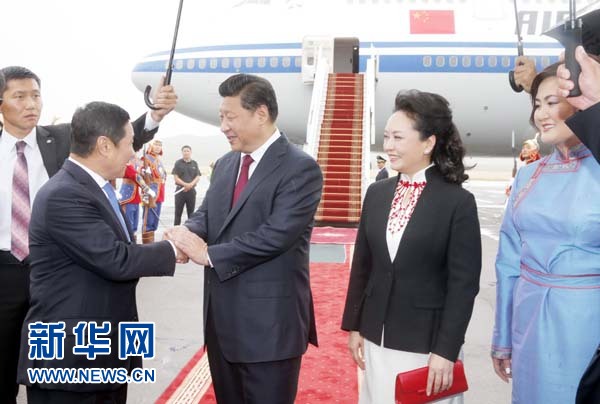 8月21日，國家主席習(xí)近平抵達(dá)烏蘭巴托，開始對蒙古國進(jìn)行國事訪問。習(xí)近平和夫人彭麗媛在機(jī)場受到蒙古國總理阿勒坦呼亞格夫婦熱情迎接。新華社記者鞠鵬攝