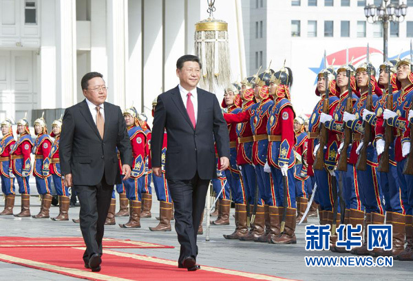 8月21日，國家主席習(xí)近平在烏蘭巴托同蒙古國總統(tǒng)額勒貝格道爾吉舉行會談。會談前，額勒貝格道爾吉在國家宮前廣場為習(xí)近平舉行隆重歡迎儀式。新華社記者 黃敬文 攝